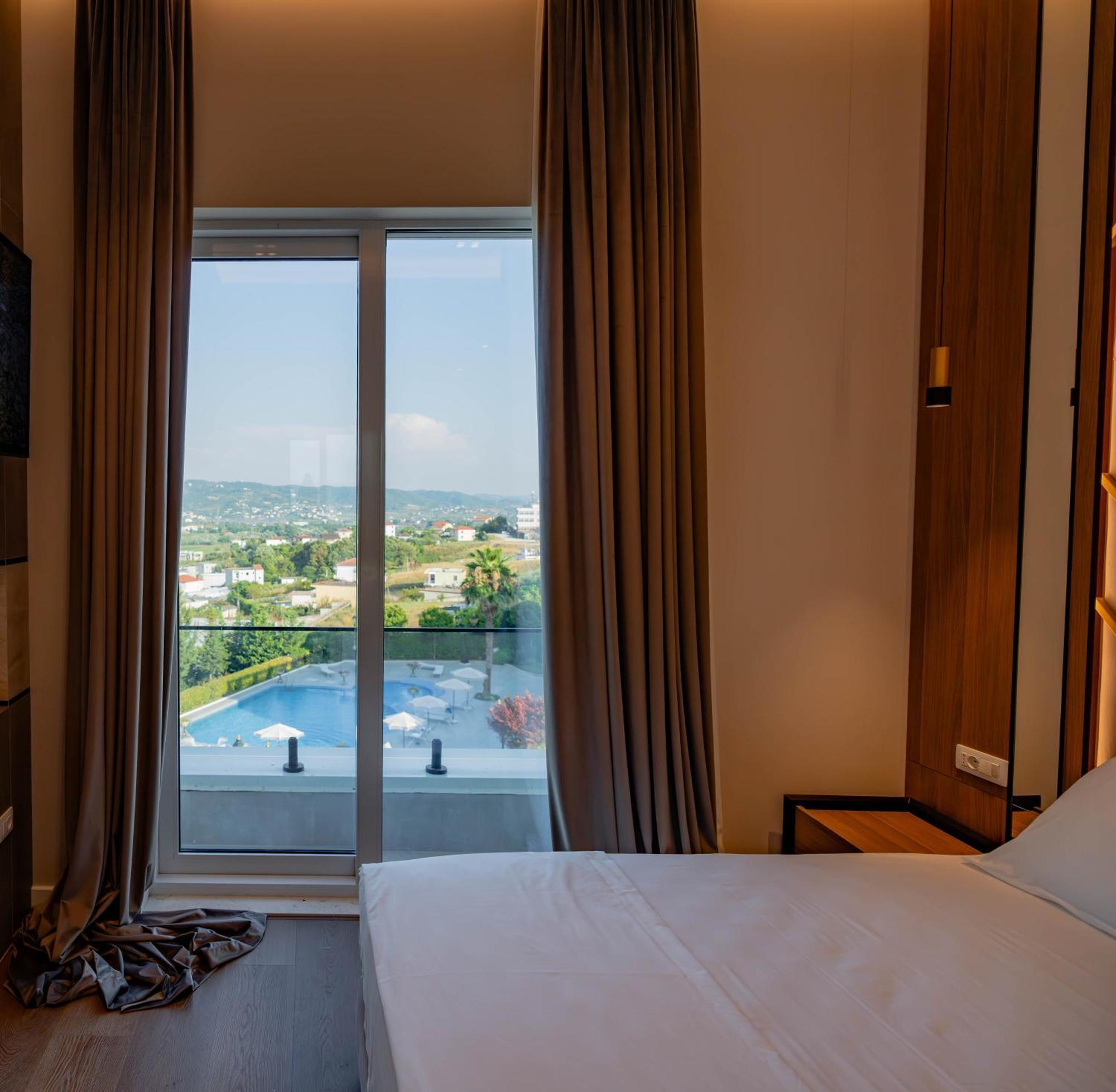 Royal Hill Hotel Vorë Eksteriør billede