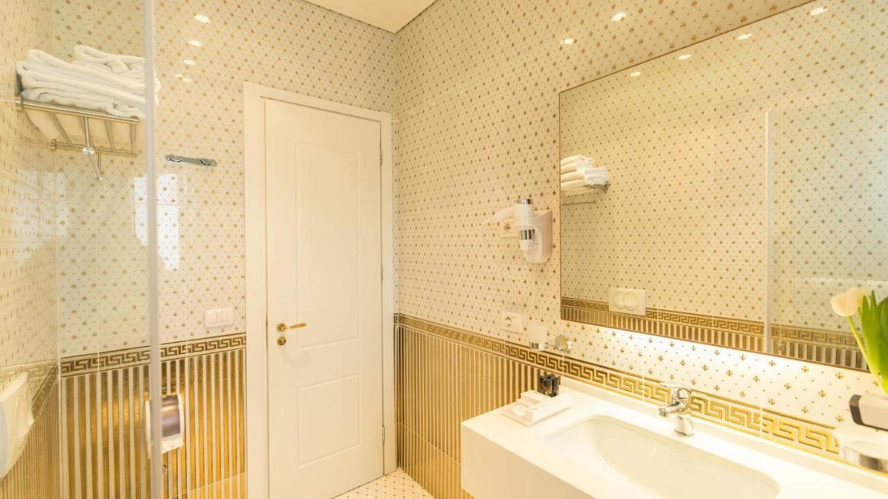Royal Hill Hotel Vorë Eksteriør billede
