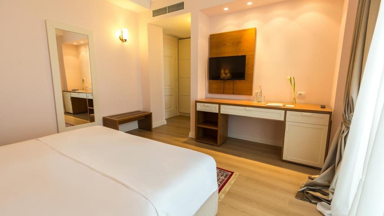 Royal Hill Hotel Vorë Eksteriør billede