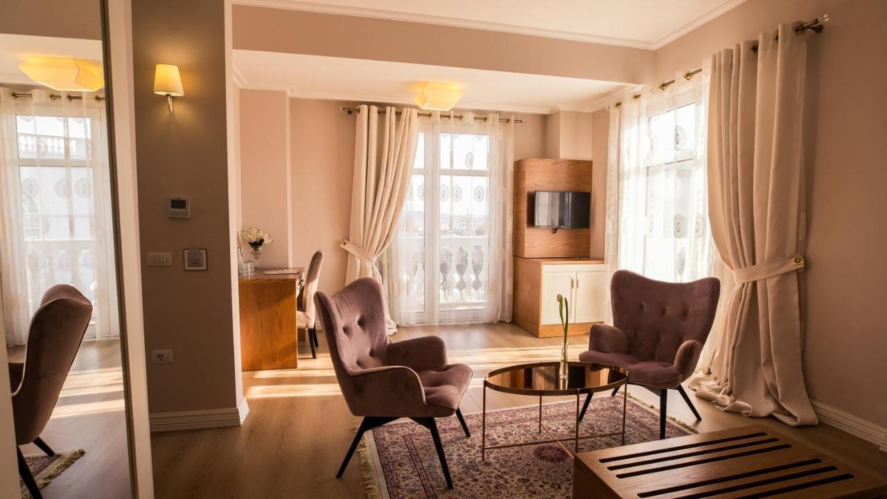 Royal Hill Hotel Vorë Eksteriør billede