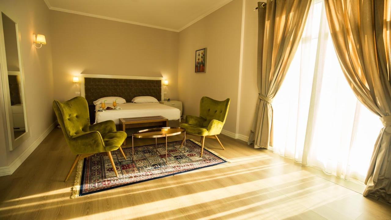 Royal Hill Hotel Vorë Eksteriør billede