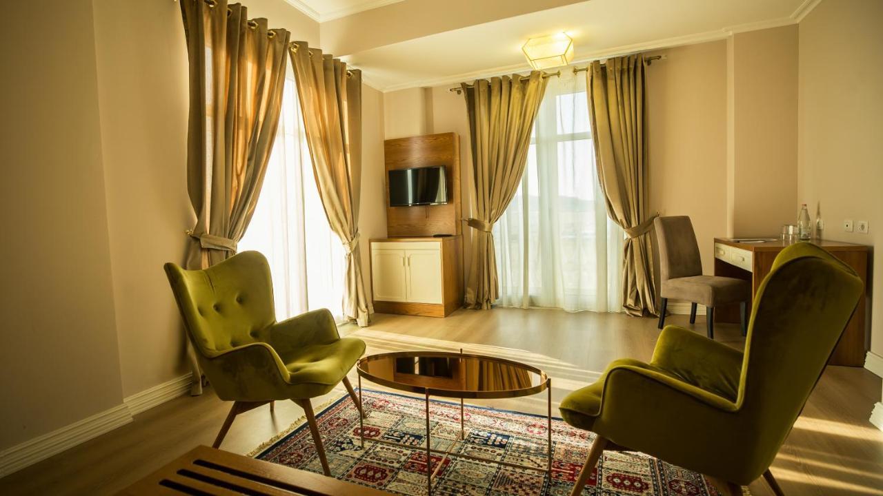 Royal Hill Hotel Vorë Eksteriør billede