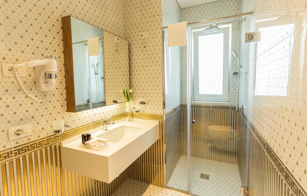 Royal Hill Hotel Vorë Eksteriør billede
