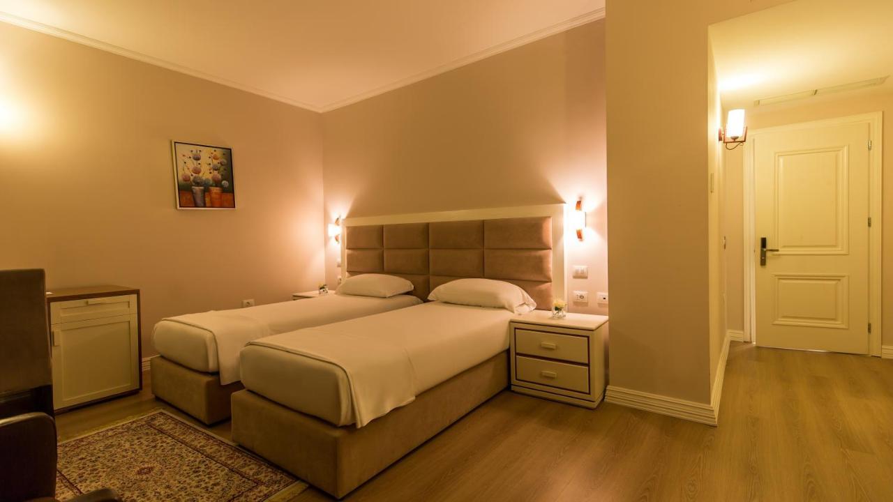 Royal Hill Hotel Vorë Eksteriør billede