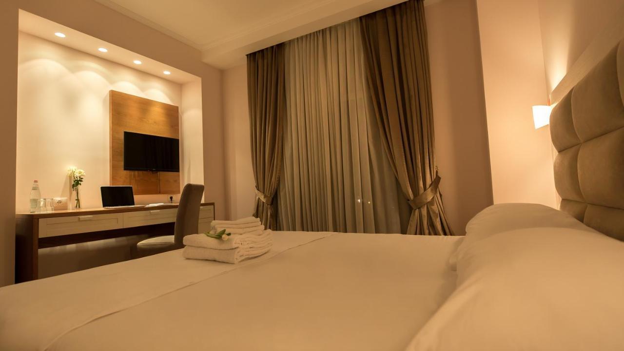 Royal Hill Hotel Vorë Eksteriør billede