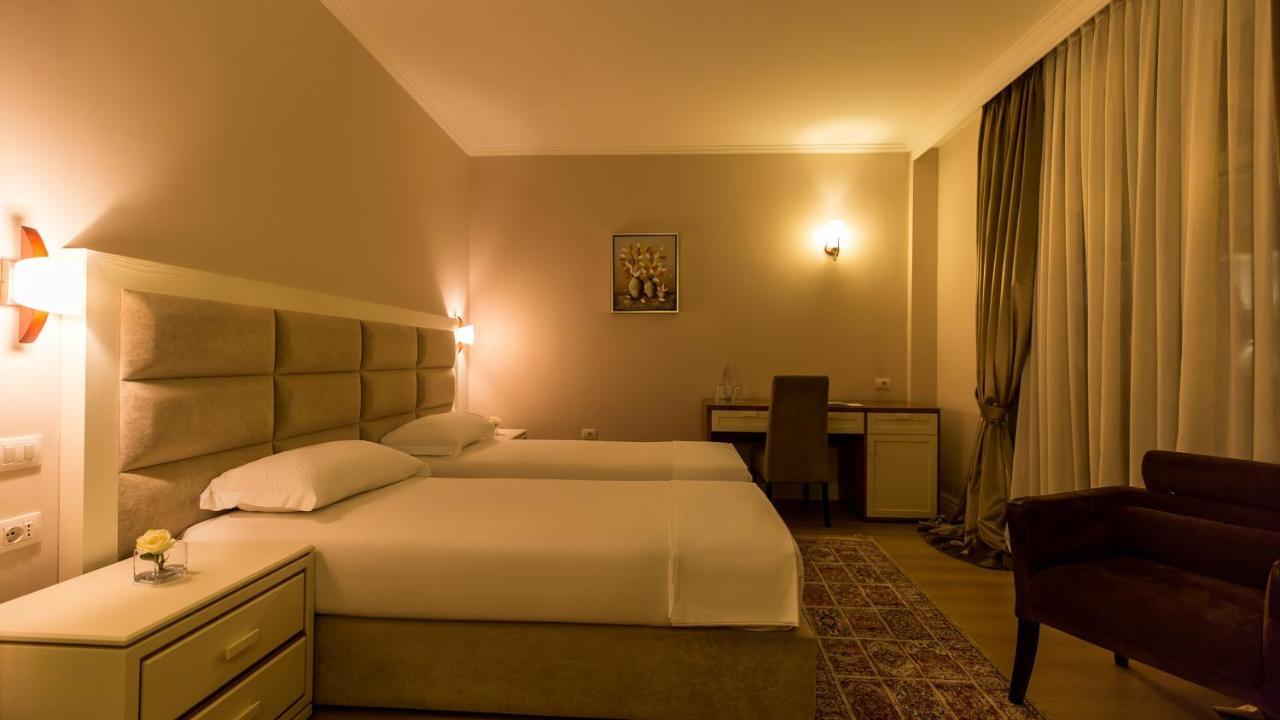 Royal Hill Hotel Vorë Eksteriør billede