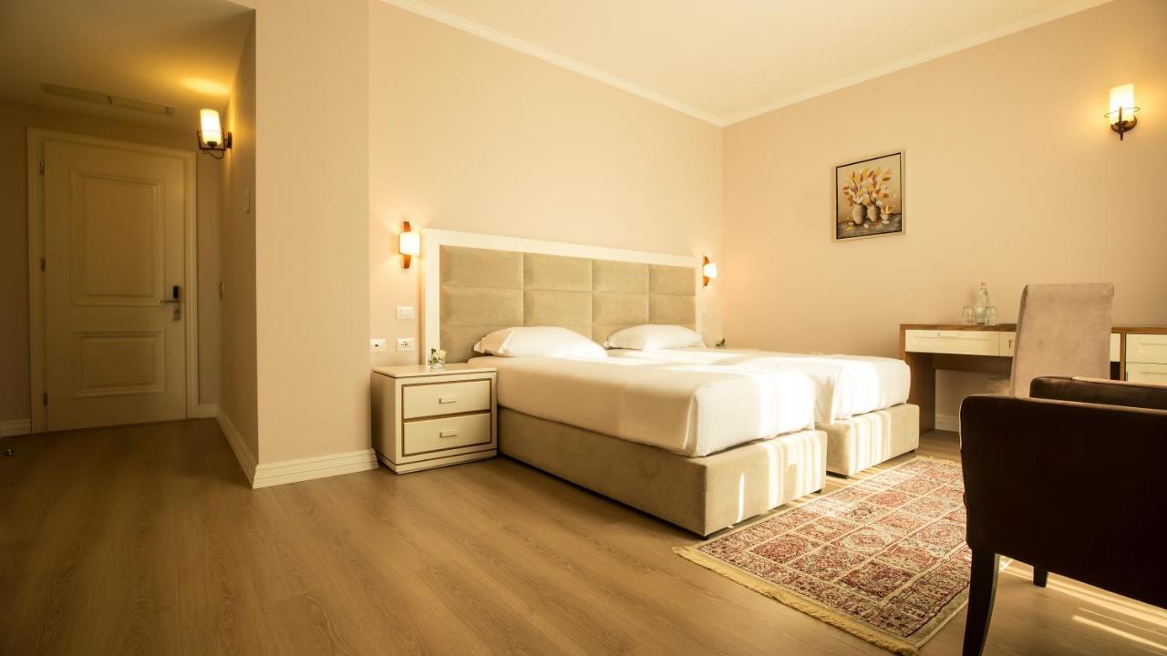 Royal Hill Hotel Vorë Eksteriør billede