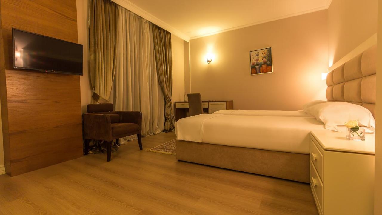 Royal Hill Hotel Vorë Eksteriør billede
